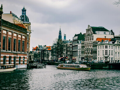 Amsterdam, città più importante dei Paesi Bassi, sorge su una rete di canali artificiali lunga più di cento chilometri, contando 90 isole e 1500 ponti