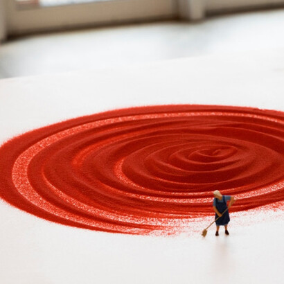 Liliana Porter. Arena roja, 2018