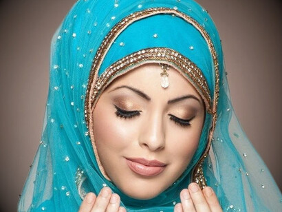 La indumentaria tradicional es un ejemplo perfecto de esta sobria elegancia. La cultura omaní se expresa también a través de una estética refinada y un arte de vivir que refleja la dignidad de su pueblo