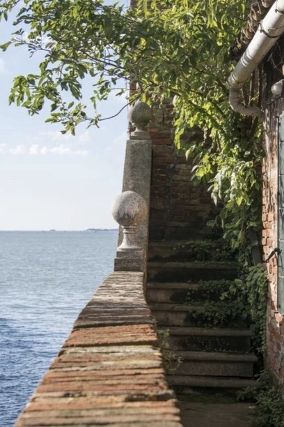 Vista sul canale del giardino Eden Hundertwasser a Venezia, Italia