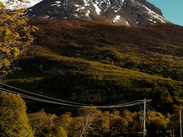 Sin embargo, el país posee recursos clave como cobre, litio y energías renovables para impulsar su desarrollo sostenible