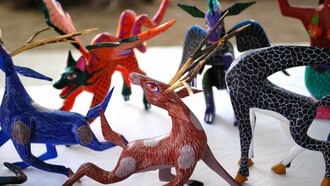  Generalmente hechos de papel maché o madera, los alebrijes son figuras coloridas que representan animales imaginarios