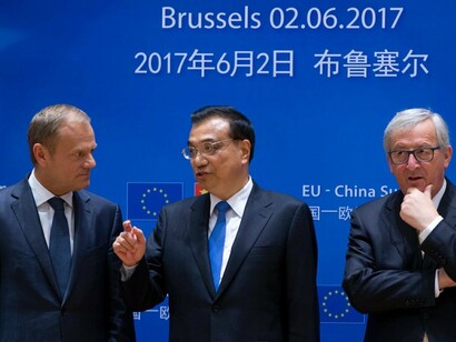 El presidente del Consejo Europeo, Donald Tusk, con Li Keqiang, 'premier' chino, y Jean-Claude Junker, presidente de la Comisión Europea en una cumbre UE-China (2017)