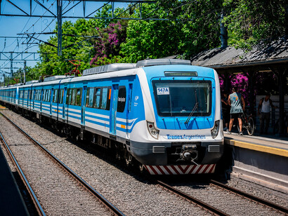 Las viejas estaciones del ferrocarril Roca conservan el eco de viajeros, poetas y despedidas suspendidas en el tiempo