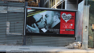 En la Ciudad de México se aprecia apertura hacia la homosexualidad con la adaptación del tema en las artes y la permisión de su publicidad en lugares concurridos. Publicidad de la obra de teatro Un corazón normal de Larry Kramer en un muro de construcción situado en la Zona Rosa de la Ciudad de México, México