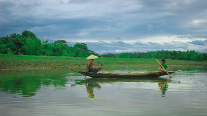 Padre e hija, Ecoparque Tilagor, ubicado en la zona de Tilagor, en el distrito de Sylhet, es el tercer ecoparque de Bangladesh. Un arroyo atraviesa las pequeñas colinas del ecoparque las que están repletas de árboles de crecimiento natural