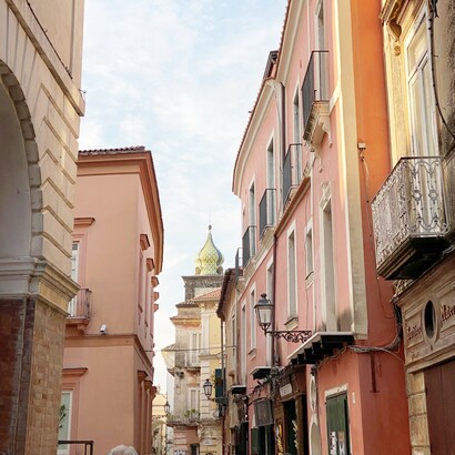 Sant'Agata de' Goti, stradina con porticato, Italia