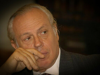 Roberto Savio, au Symposium. Directeur d'Other News, il a réuni d'éminents chercheurs nationaux et internationaux qui ont mis en lumière les questions critiques les plus importantes liées au niveau récemment atteint par l'intelligence artificielle et aux préoccupations humaines qui en découlent