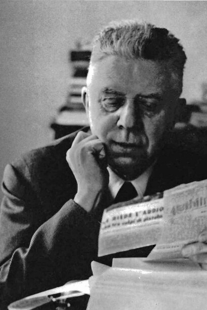 Eugenio Montale mentre legge