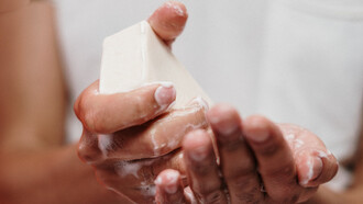 O lavar das mãos com sabão continua sendo um método eficas contra germes, bactérias e vírus