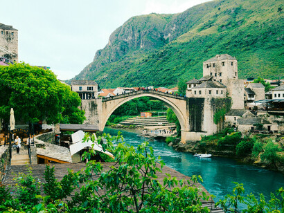À Mostar en Bosnie-Herzegovine, le Stari Most incarne le passage entre deux rives, une invitation à avancer malgré l’incertitude