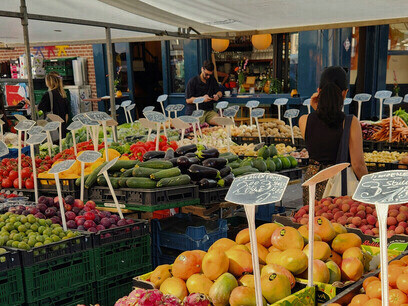 Au marché, chaque fruit et chaque légume a une histoire, une origine et un visage