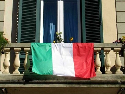Flash mob con la bandiera italiana dai balconi delle case