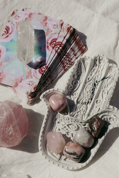 La búsqueda espiritual, lejos de cuestionar, se ha vuelto un dispositivo funcional que sostiene al individuo bajo los moldes del mercado