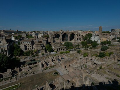 Sua construção, iniciada por Vespasiano e concluída por Tito, é um marco da dinastia flaviana