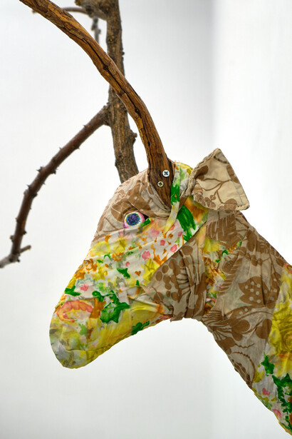 Jimmie Durham, Late last night, 2010, Stoff, Holz auf Plastik und Holz, ca. 122 x 94 x 53 cm. Courtesy of Christine König Galerie. Foto by Philipp Friedrich