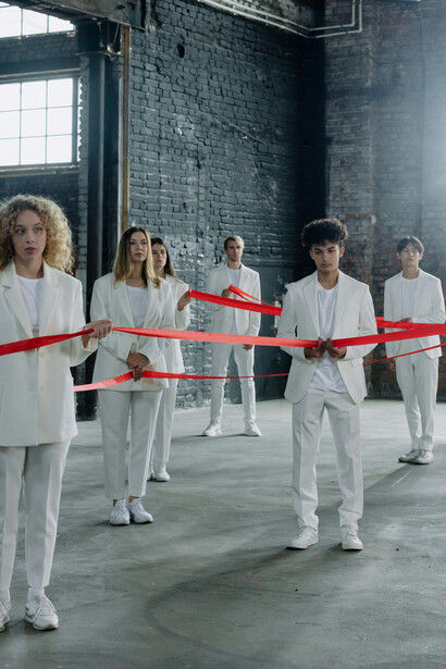 Exploramos como nossa identidade é moldada pelas percepções dos outros, refletindo uma versão de nós mesmos baseada em influências externas e etiquetas que carregamos