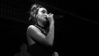 El neo-soul británico, representado por artistas como Joy Crookes, ha resurgido con fuerza, posicionándose como un género clave en la escena musical actual del Reino Unido