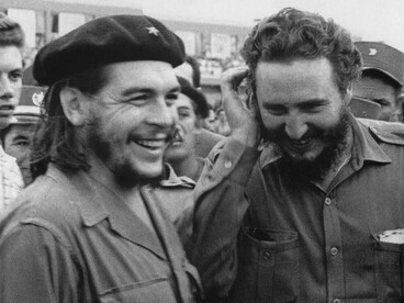 Os líderes revolucionários durante os primeiros anos do governo cubano. O artigo discute o comunismo como conceito filosófico e político, distinguindo o tipo ideal das diversas experiências históricas que se reivindicaram comunistas
