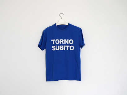 Gea Casolaro
L’Assenza
2019
T-shirt azzurra con scritta bianca “TORNO SUBITO” stampata

