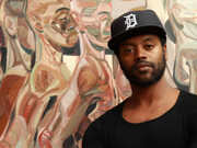 El pintor Tesfaye Urgessa frente a uno de sus lienzos