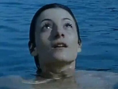 Ao longo do tempo, Anna parece mover-se entre a perda e a tentativa de preencher vazios, um reflexo do modo como ela entende o amor: como reencontro, não descoberta. Seu olhar sobre Otto é ao mesmo tempo místico e nostálgico. Carrega a culpa e o fascínio de quem ama algo que parece ter vindo de outra vida