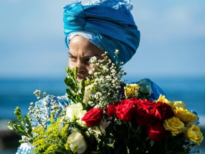 Candomblecista com oferendas. Francis Bacon escreveu sobre o costume como a conduta inercial, habitual,e induzida. Os homens professam, protestam, comprometem-se, pronunciam grandes palavras, para depois fazer o que sempre fizeram



