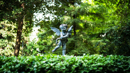 Escultura de Cupido en la Galería de arte y jardines botánicos de la Biblioteca Huntington en California, Estados Unidos