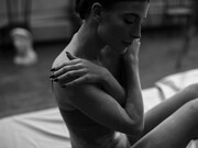 Mulher abraça a si mesma. Em tempos saturados — de imagens, de críticas, de expectativas, de comparações  —, escolher olhar para dentro é um gesto raro e necessário. O Naikan nos convida a sair do ruído e entrar em contato com o que muitas vezes esquecemos: nossa própria presença. É nesse silêncio, nessa pausa intencional, que voltamos a sentir com profundidade, a lembrar com gratidão, a viver com mais verdade