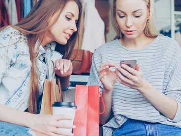 Il consumismo non si limita all’acquisto di beni materiali, ma influenza progressivamente desideri, abitudini e relazioni quotidiane