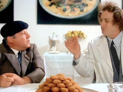 Dietro Fantozzi e Akakij Akakievič vediamo il povero lavoratore sempre umiliato dal padrone