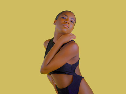 Mujer en bañador posa para una fotografía