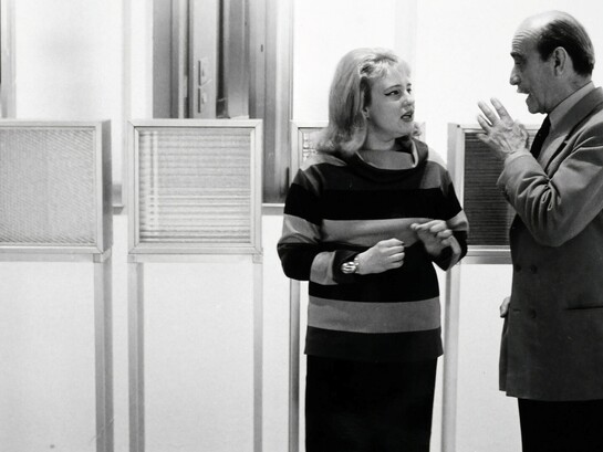 Nanda Vigo con Lucio Fontana alla Galleria Vinciana, 1964, Courtesy Archivio Nanda Vigo, Milano, Italia  