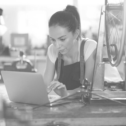 Una forma de que las pequeñas y medianas empresas no sean vistas como limitantes, sino como enriquecedoras para el sistema es con la creación de grupos de panales productivos