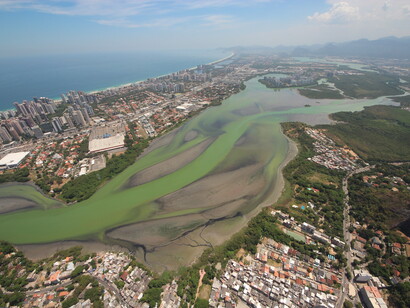Lagoas transformadas en imensas latrinas. Foto de Mario Moscatelli