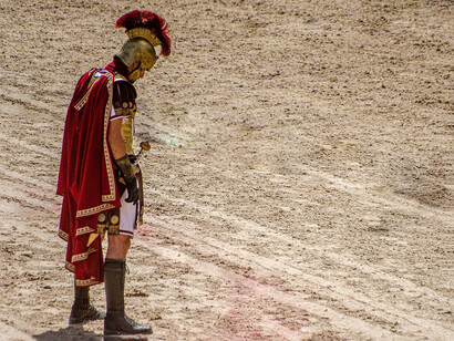 Gladiatore. Ne "Il gladiatore" ci si riferisce all’Anfiteatro Flavio usando il nome oggi più comune, Colosseo, ma come sappiamo, questo nome cominciò a essere usato solo nel Medioevo, alcuni secoli dopo la caduta dell’impero romano d’Occidente