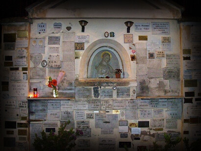 Ofrendas al altar de la Virgen de los huérfanos en Vía Trastevere en Roma, Italia