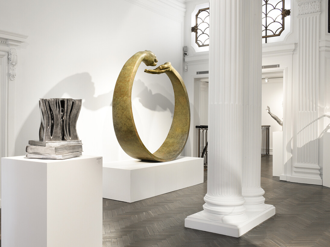 Lorenzo Quinn, Exhibition at Halcyon Gallery. Courtesy of Halcyon Gallery