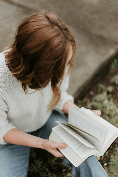 Mulher lendo. Digo sempre que criar um grande cenário para ler só adia e faz com que procrastinemos a leitura