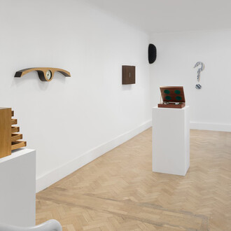 Richard Artschwager, Approximate objects, exhibition view. Courtesy of Gagosian