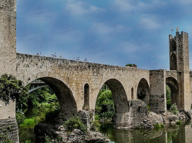 Besalú, a charming medieval town in Catalonia, is home to a historic bridge that reflects its centuries-old architectural splendor