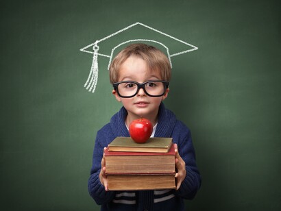 Un niño con los libros del colegio