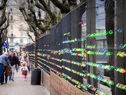 Valla repleta de candados de protesta en el paseo marítimo de Como 