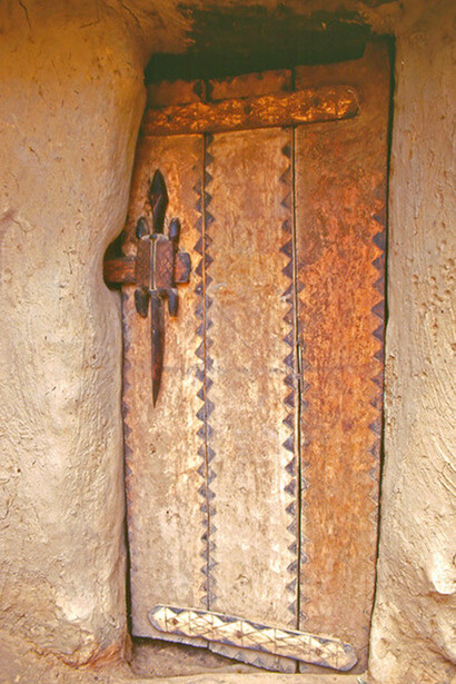 Mali – Caratteristica porta di un’abitazione di un villaggio Dogon, foto Sergio Pessolano
