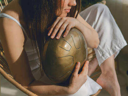 Descubra como o silêncio na arte pode ser uma metáfora poderosa, explorando seus significados e implicações 