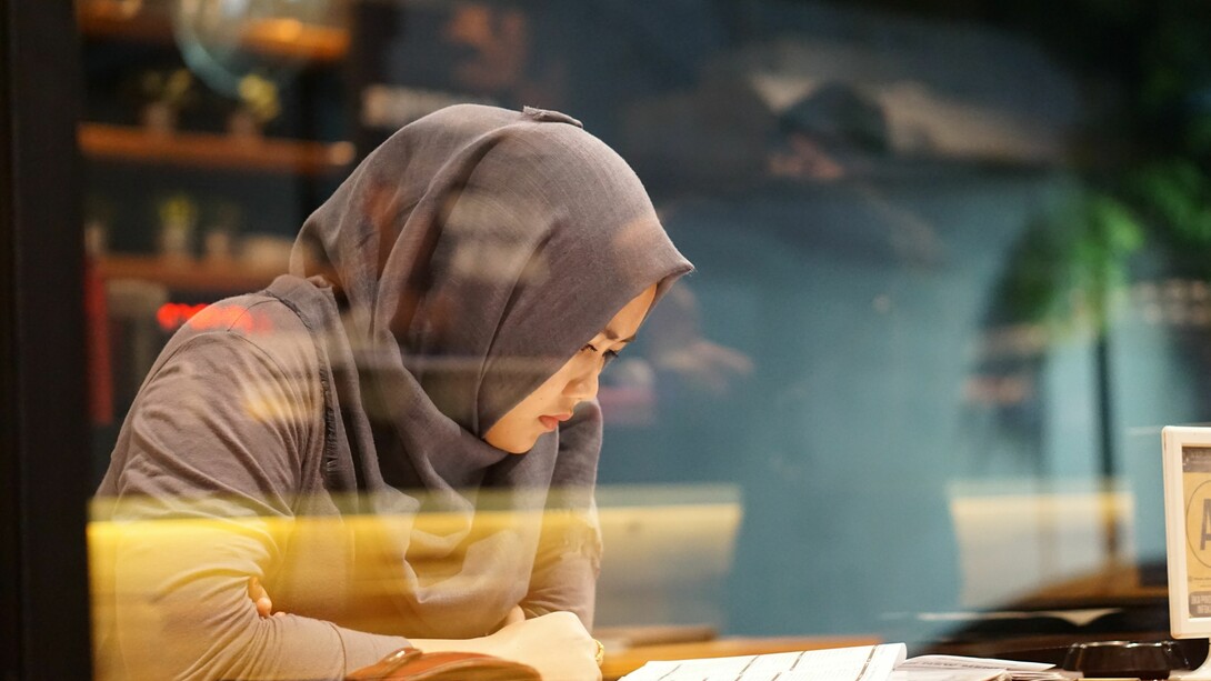 Una mujer musulmana en una cafetería