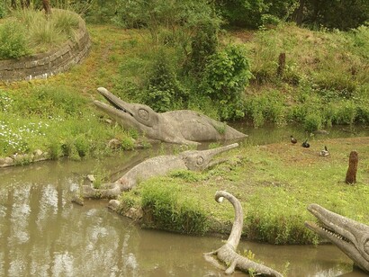 Uma das esculturas de dinossauros do parque londrino evidencia a dimensão que essas criaturas ganharam na cultura popular. Extintos há milhões de anos, os dinossauros não foram uma etapa destinada a ser substituída pelo ser humano, mas parte de uma história evolutiva marcada por sobrevivências, transformações e extinções