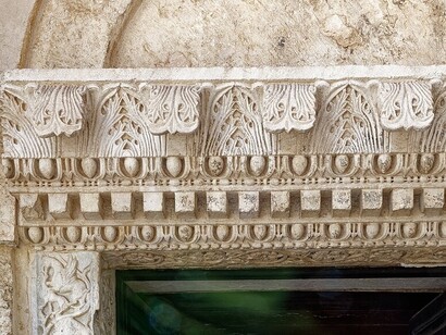 Chiesa di San Giovanni al Sepolcro, dettaglio cornice porta, Brindisi, Italia