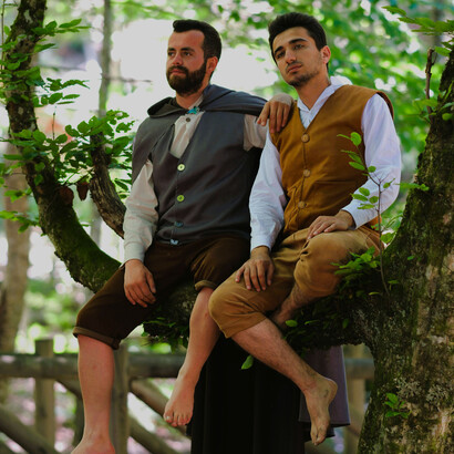 Los hobbits solo quieren vidas tranquilas, cotidianas, ligadas a sus tierras de cultivo, fiestas, cerveza y tabaco