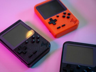 Era um aparelho despretensioso, com gráficos modestos, sem iluminação própria e que não produzia cores para os jogos. Mesmo com suas características modestas era um grande feito, sua tecnologia pouco impressionante permitia que os fãs jogassem por horas a fio sem exaurir as baterias, perfeito para um aparelho que se carrega no bolso para qualquer lugar